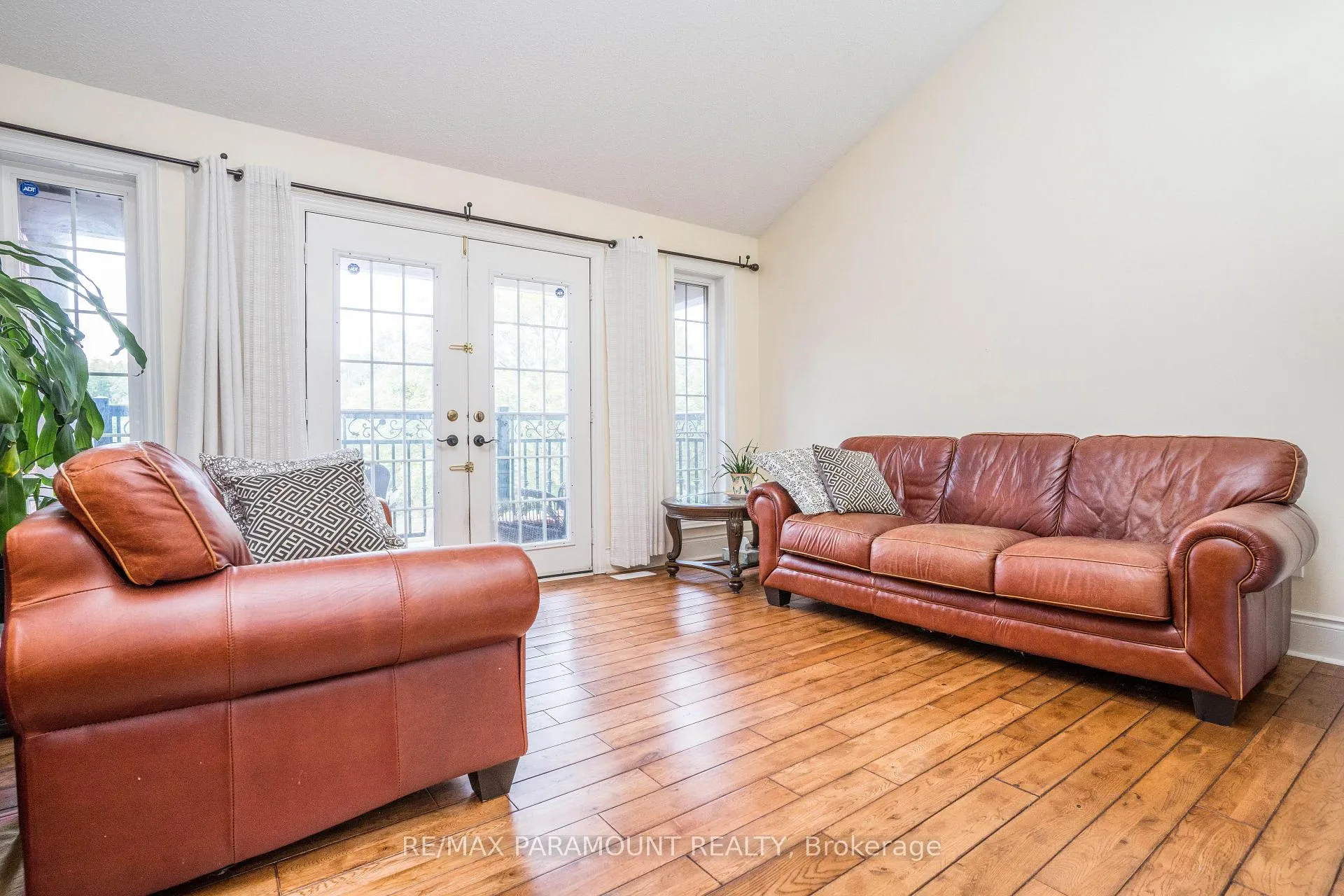 Photo 5 of 19 River Rock Crescent, Brampton, Fletcher's Meadow — HOMEH