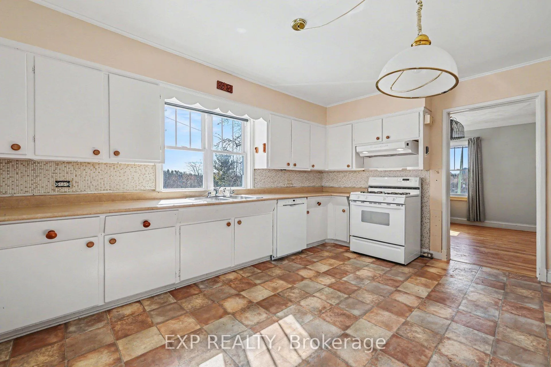Photo 7 of 2511 Junction Avenue, Ottawa, Heron Park — HOMEH