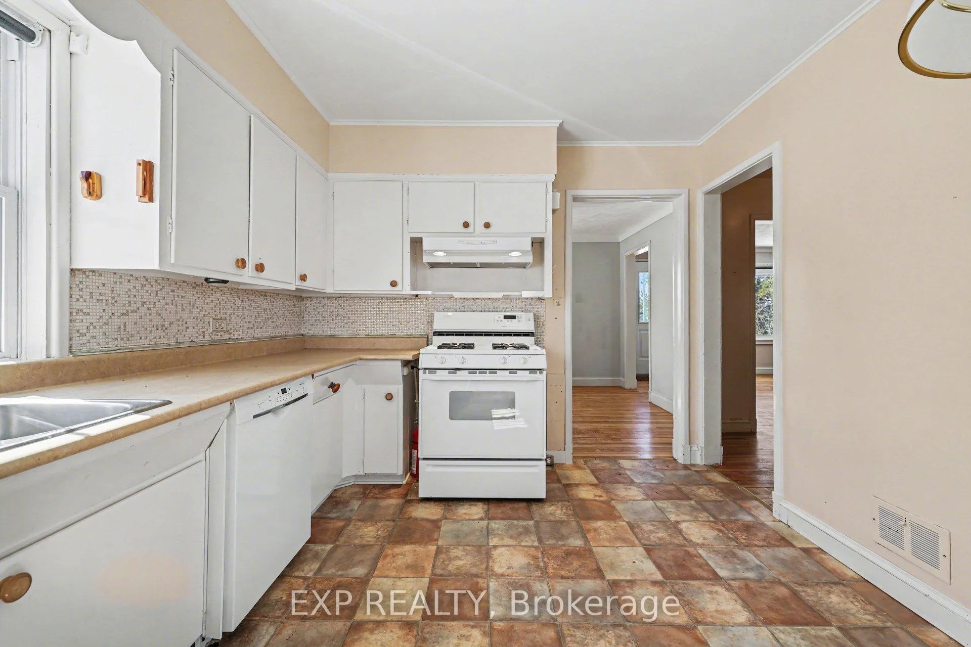 Photo 8 of 2511 Junction Avenue, Ottawa, Heron Park — HOMEH
