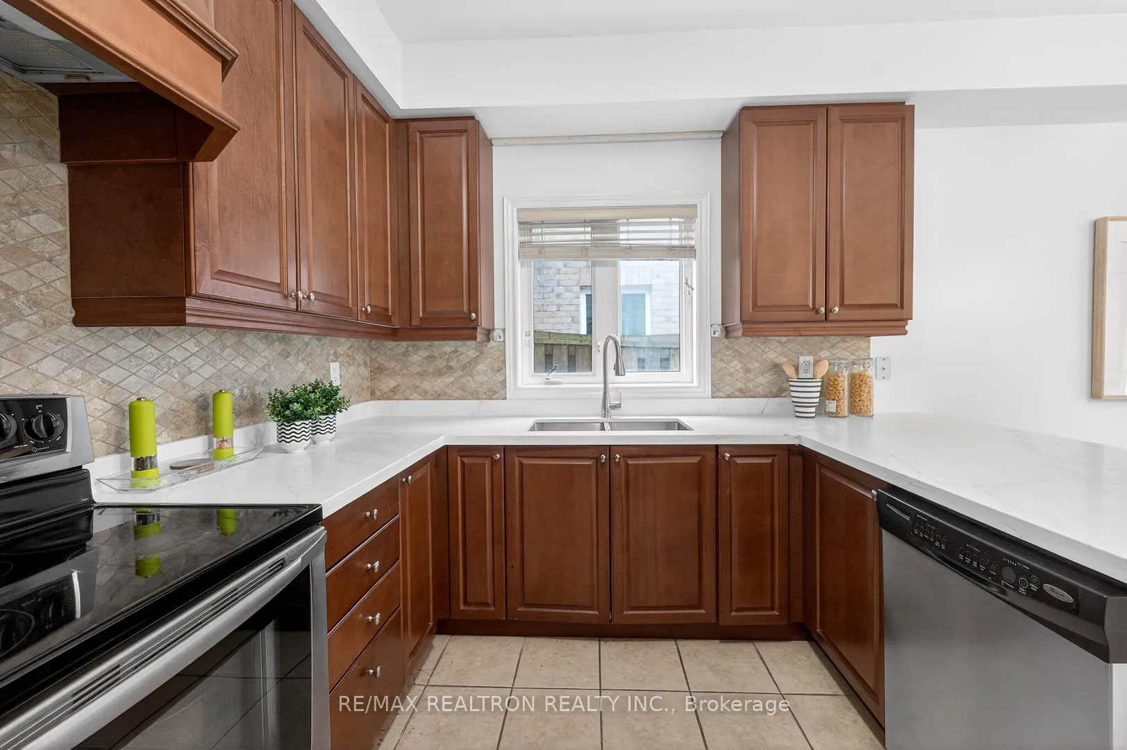 Photo 15 of 71 Timber Valley Avenue, Richmond Hill, Oak Ridges — HOMEH