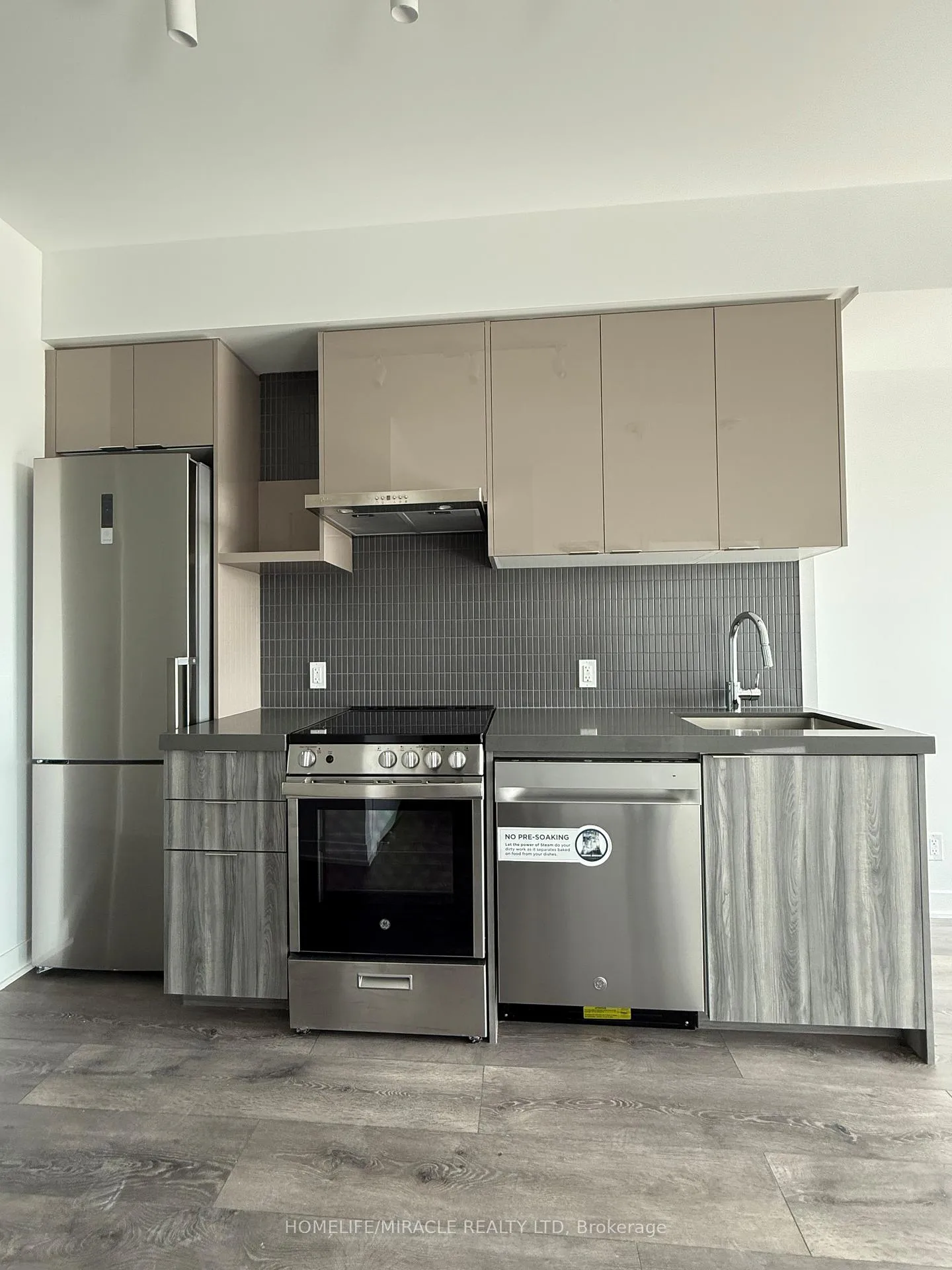 Photo 1 of Unit 817, 6 Flavelle Trail, Vaughan, Steeles West Industrial — HOMEH