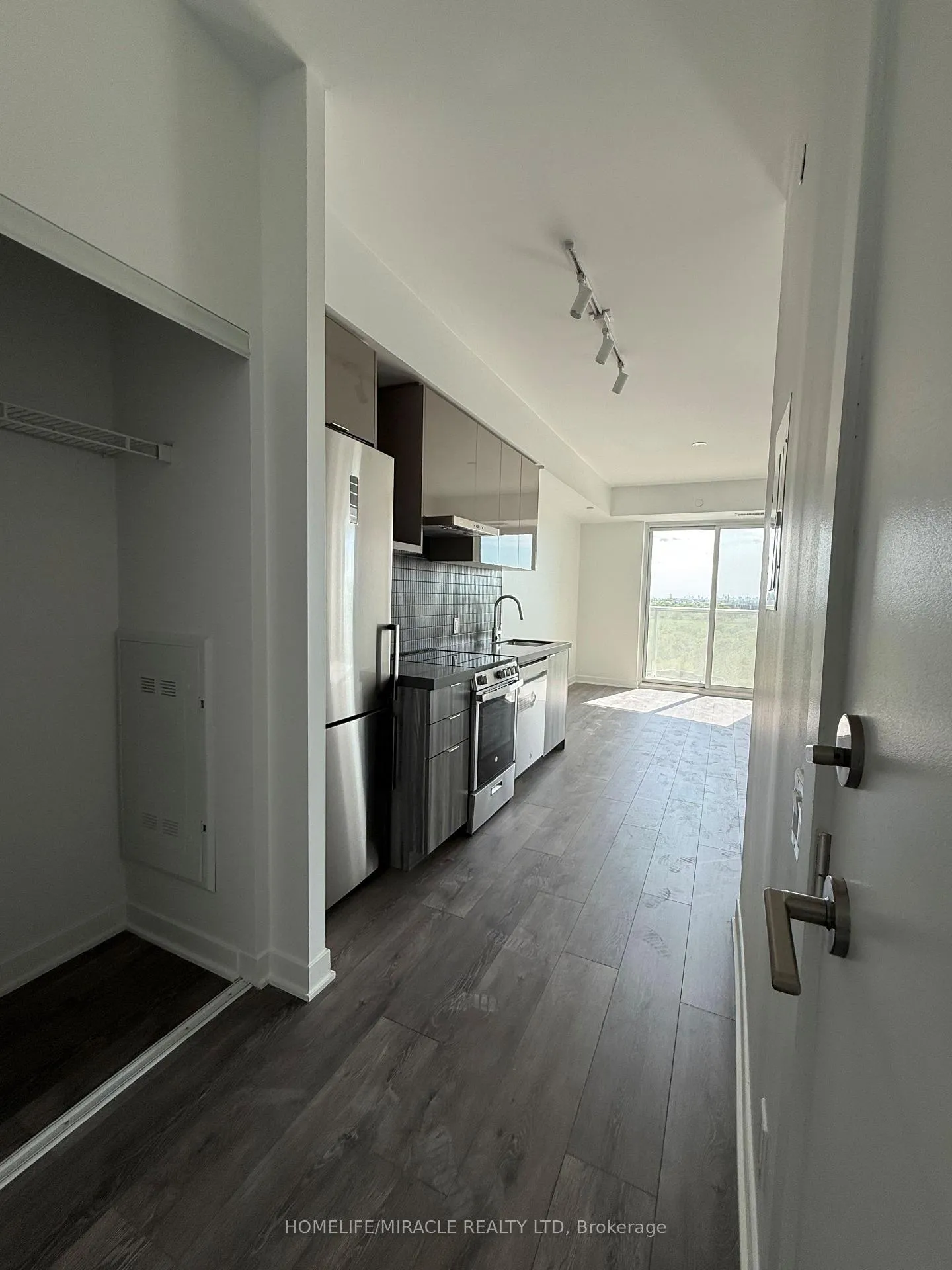 Photo 2 of Unit 817, 6 Flavelle Trail, Vaughan, Steeles West Industrial — HOMEH
