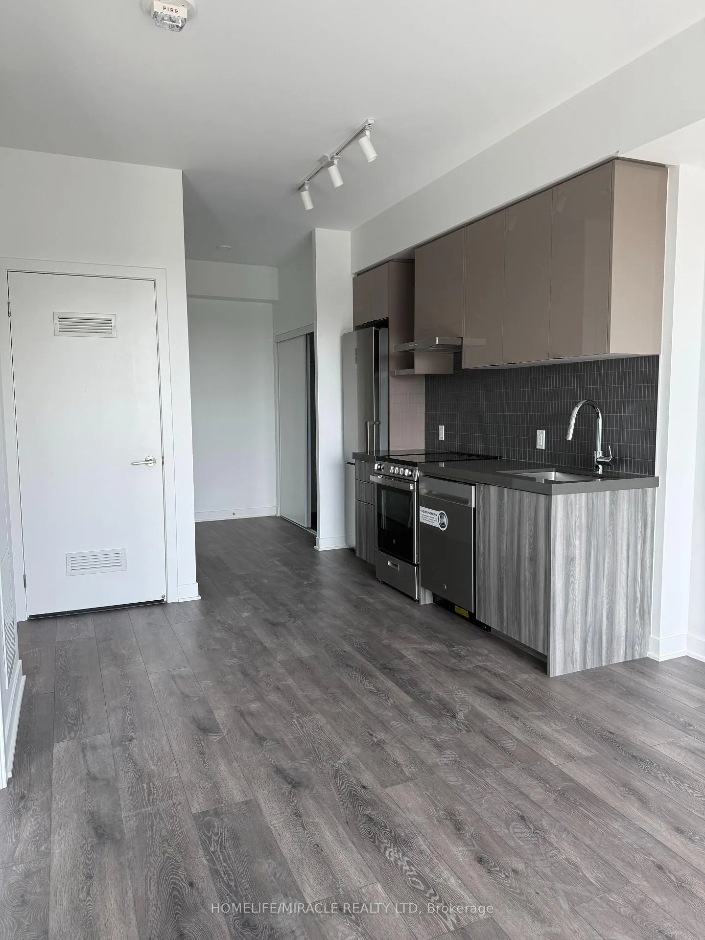 Photo 3 of Unit 817, 6 Flavelle Trail, Vaughan, Steeles West Industrial — HOMEH