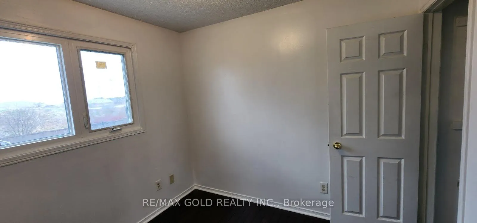 Photo 4 of 46 Kesteven Crescent, Brampton, Fletcher's Creek South — HOMEH