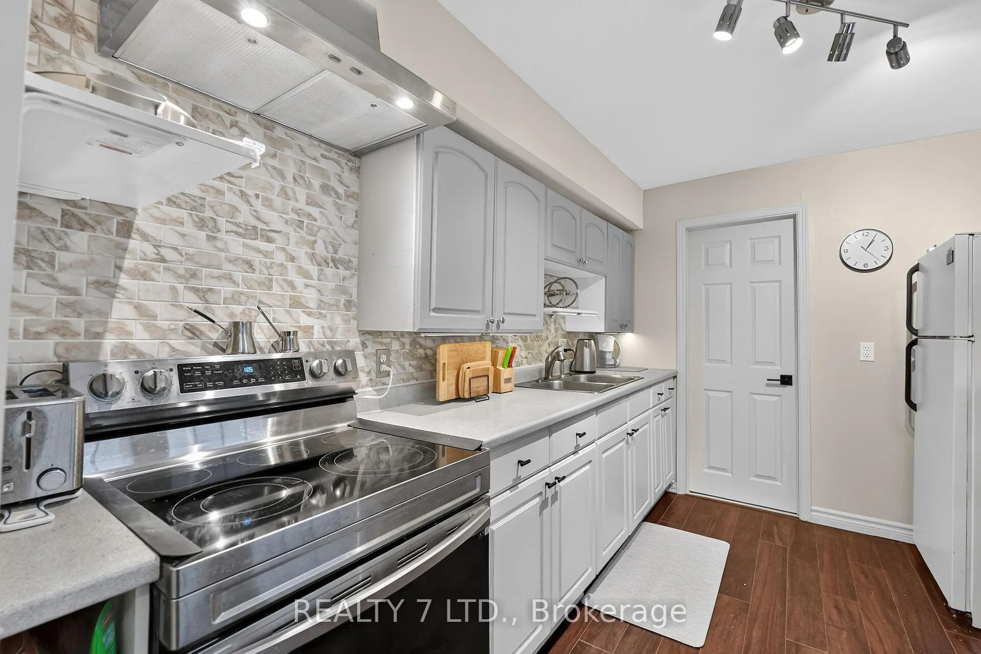 Photo 11 of 29 Lloyd Street, St. Catharines, Western Hill — HOMEH