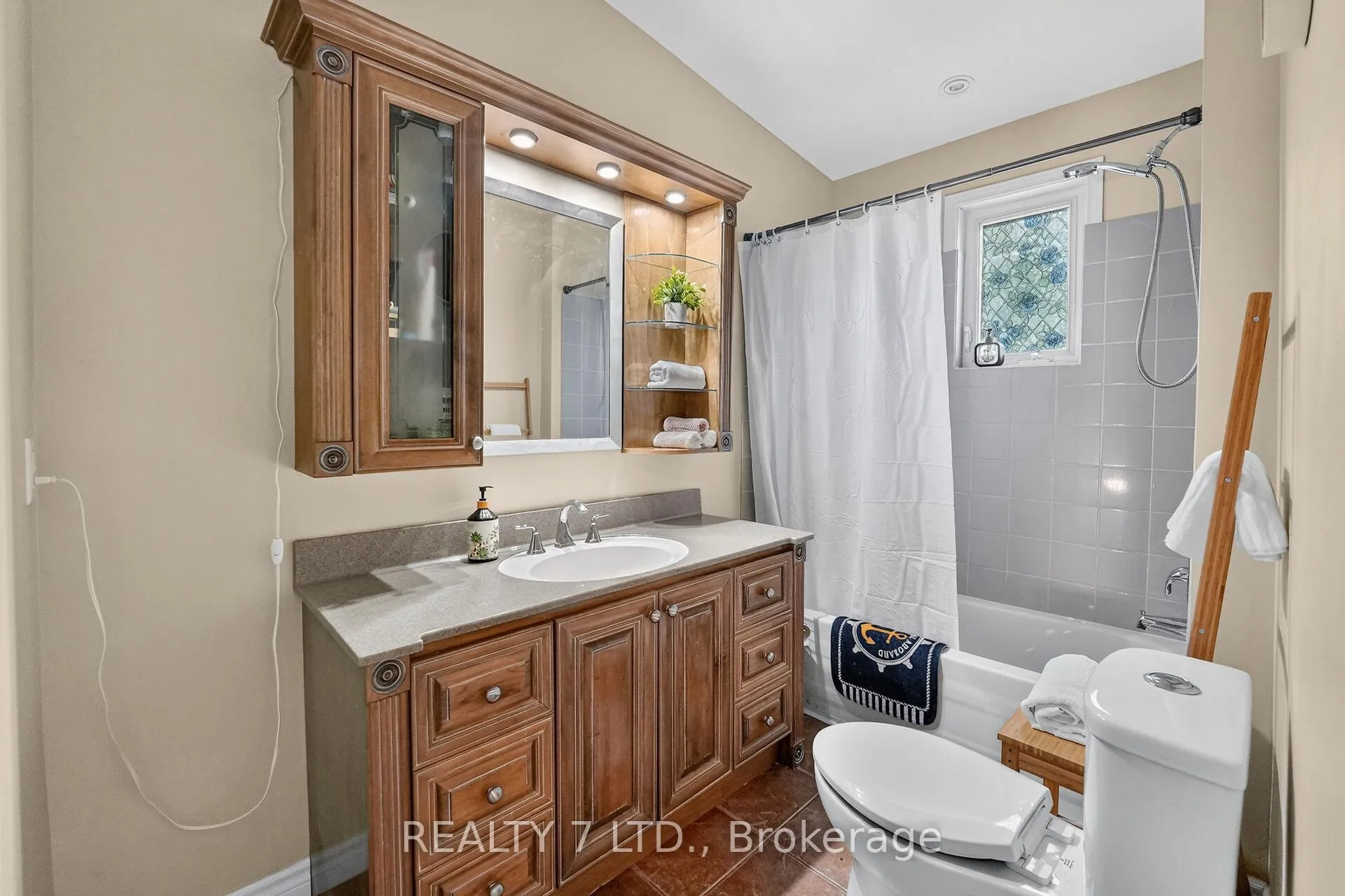 Photo 23 of 29 Lloyd Street, St. Catharines, Western Hill — HOMEH