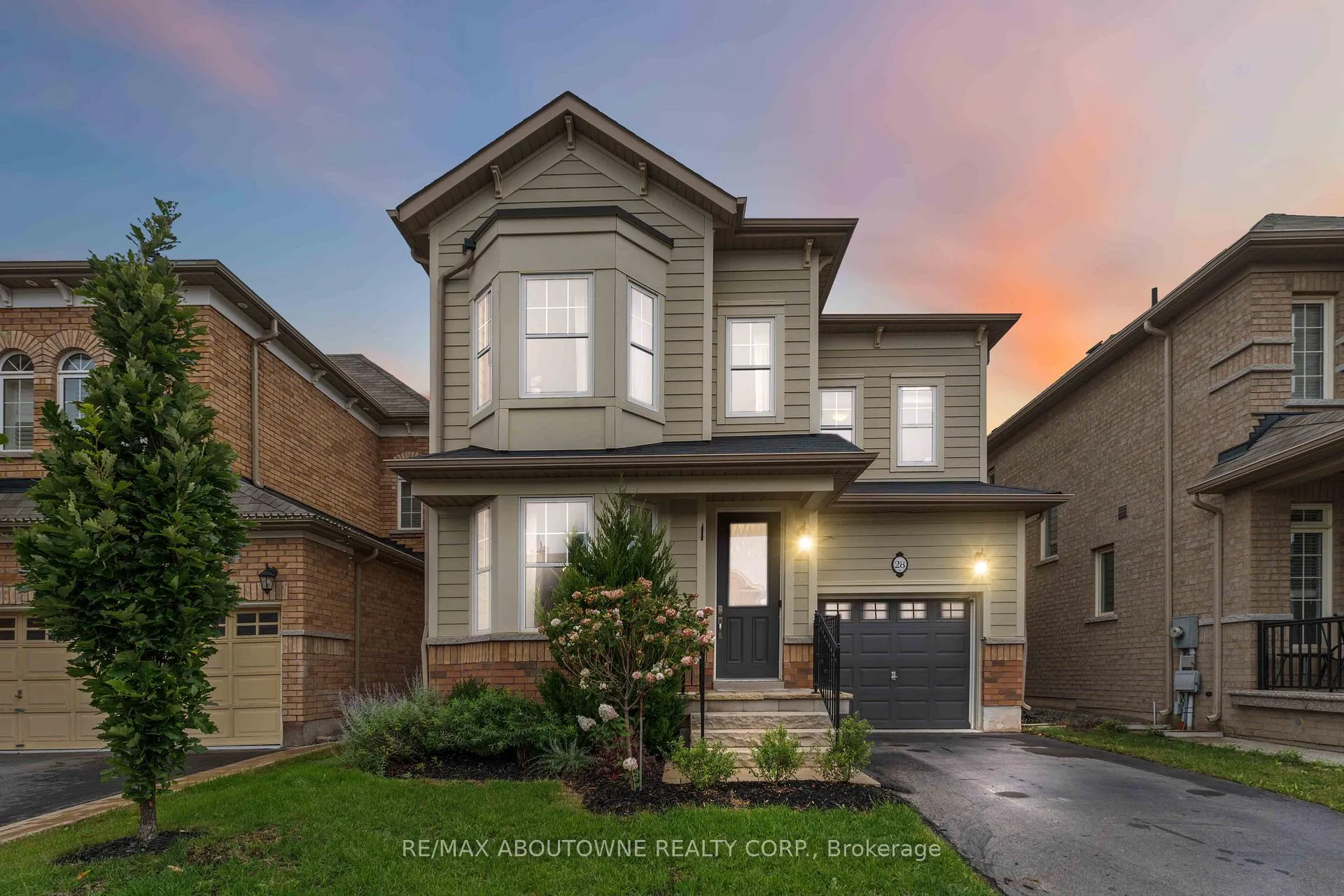 Photo 2 of 28 Babcock Street, Hamilton, Waterdown — HOMEH