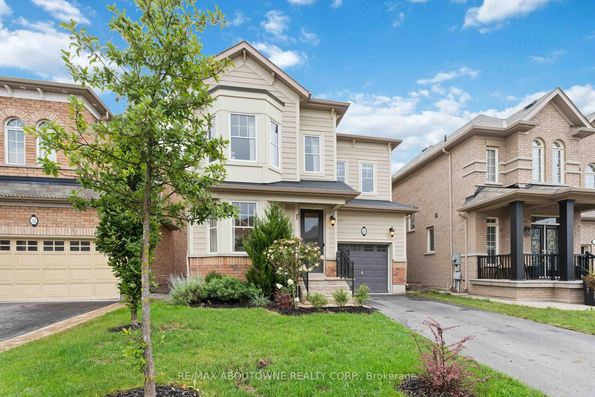 Photo 3 of 28 Babcock Street, Hamilton, Waterdown — HOMEH