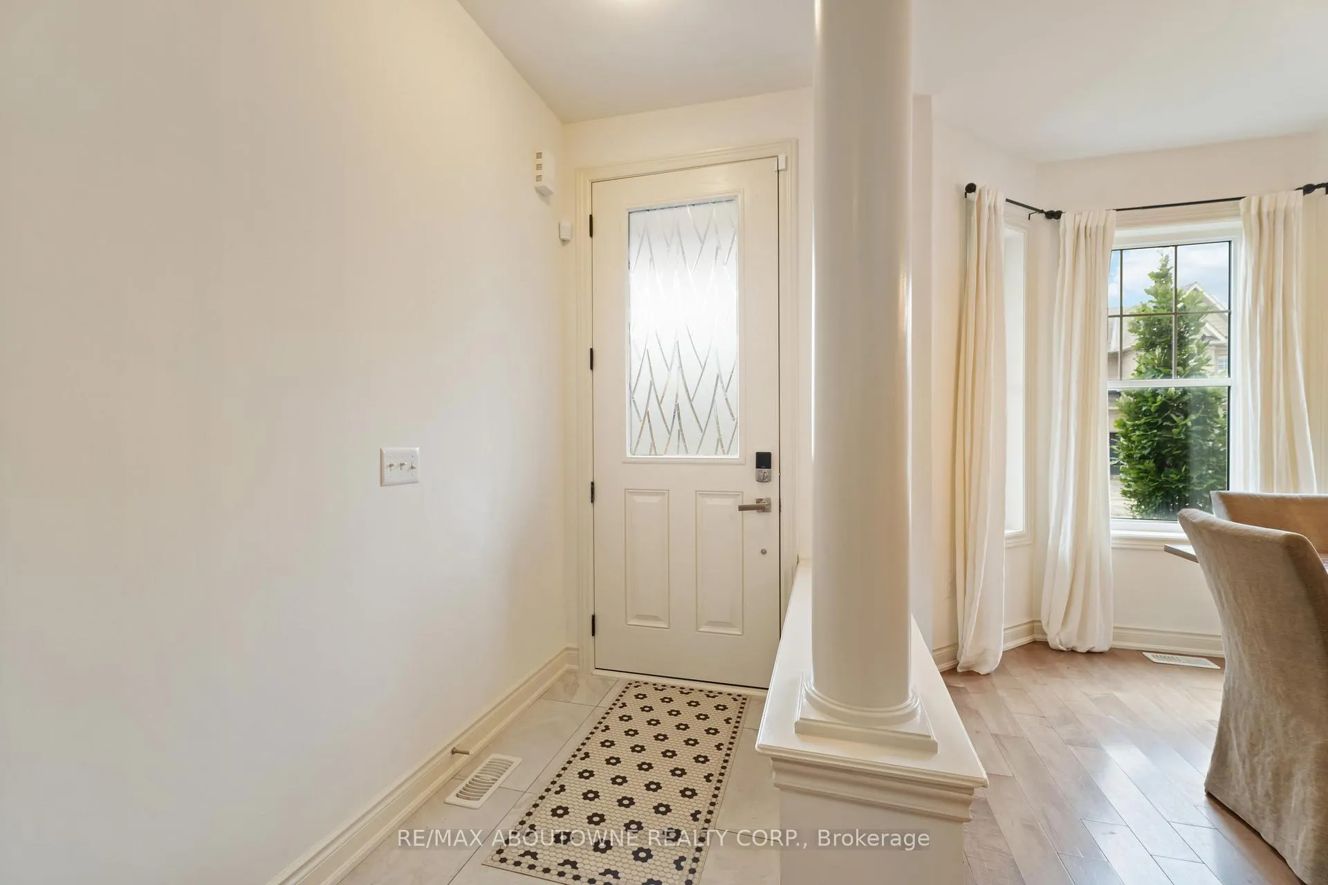 Photo 5 of 28 Babcock Street, Hamilton, Waterdown — HOMEH