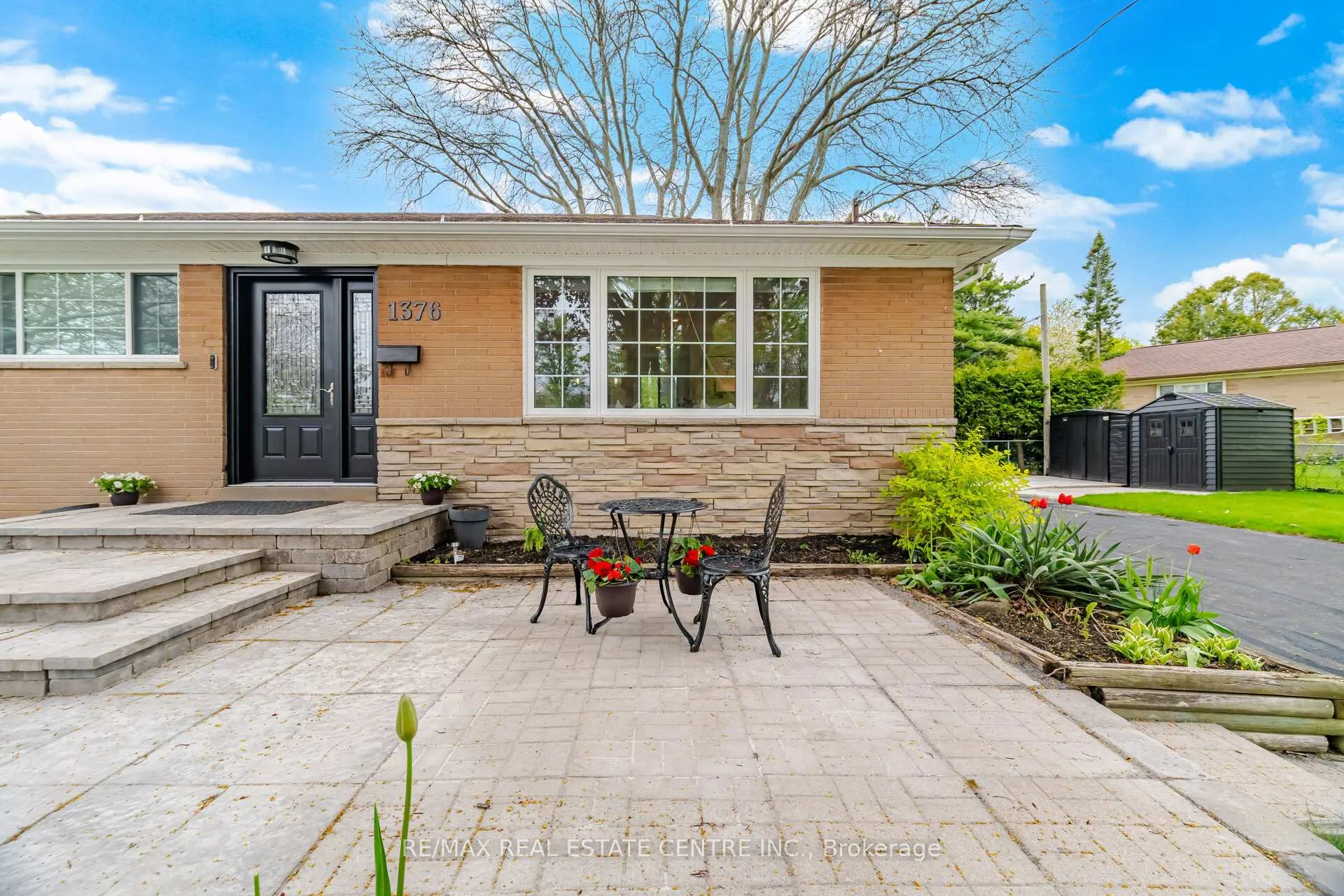 Photo 2 of 1376 Royal Drive, Burlington, Mountainside — HOMEH