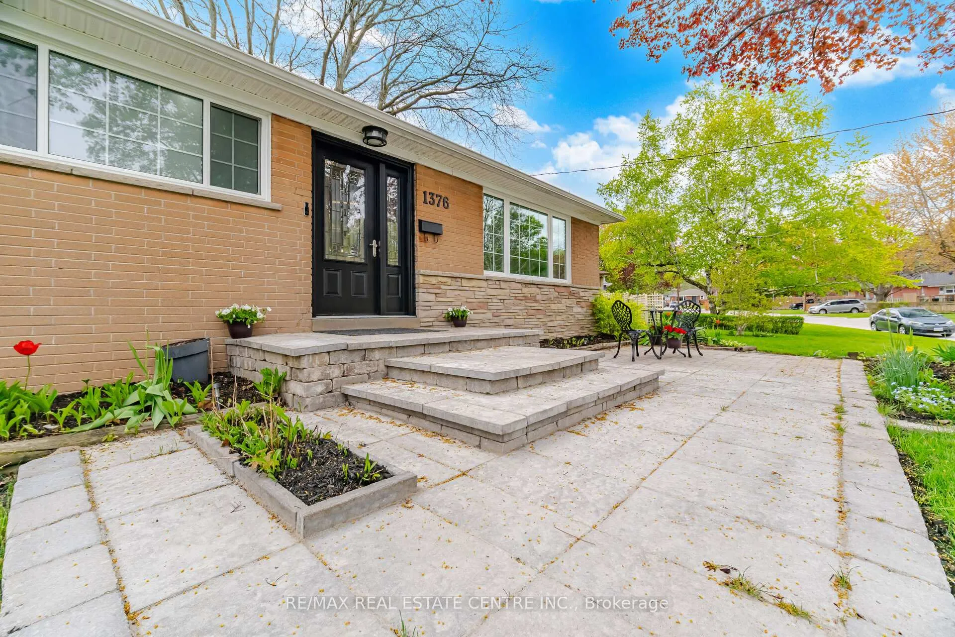 Photo 3 of 1376 Royal Drive, Burlington, Mountainside — HOMEH