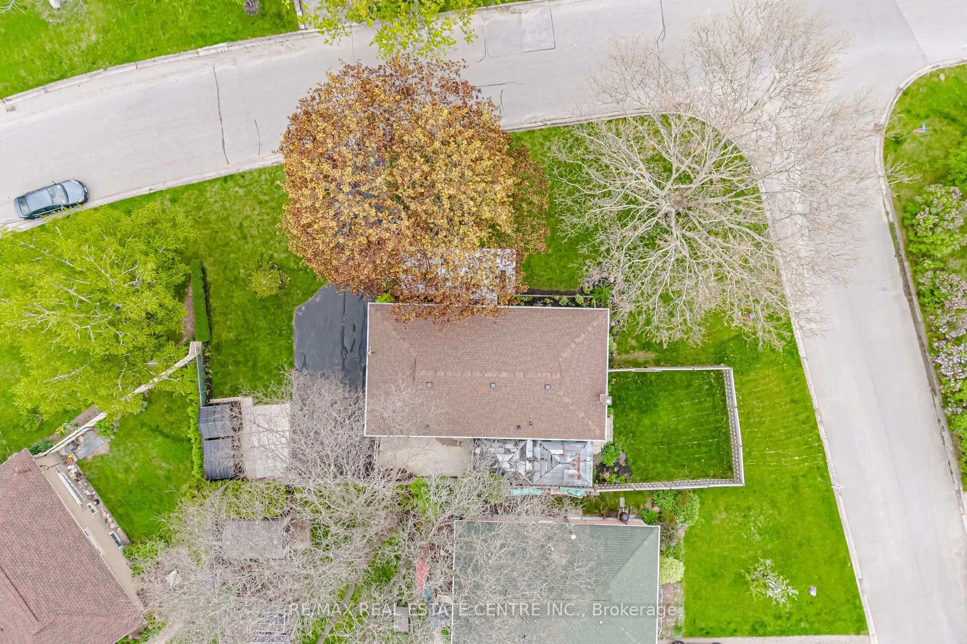Photo 4 of 1376 Royal Drive, Burlington, Mountainside — HOMEH