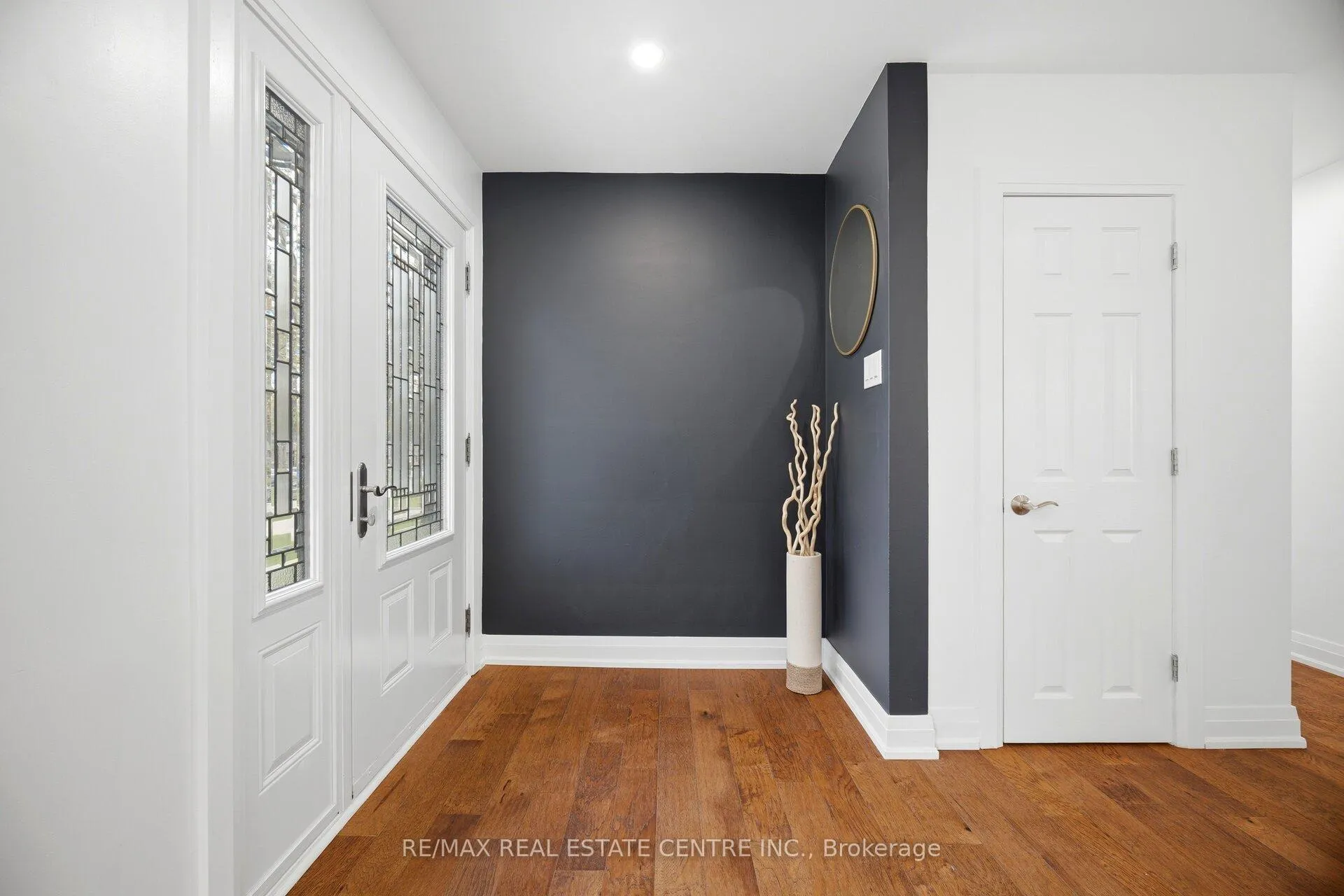 Photo 6 of 1376 Royal Drive, Burlington, Mountainside — HOMEH