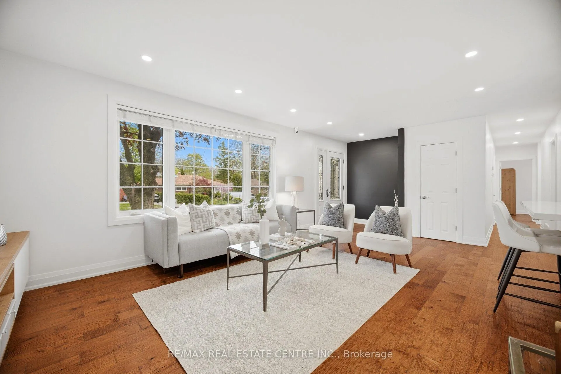 Photo 7 of 1376 Royal Drive, Burlington, Mountainside — HOMEH
