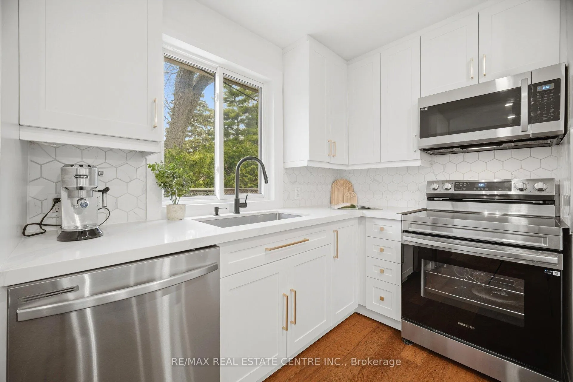 Photo 15 of 1376 Royal Drive, Burlington, Mountainside — HOMEH