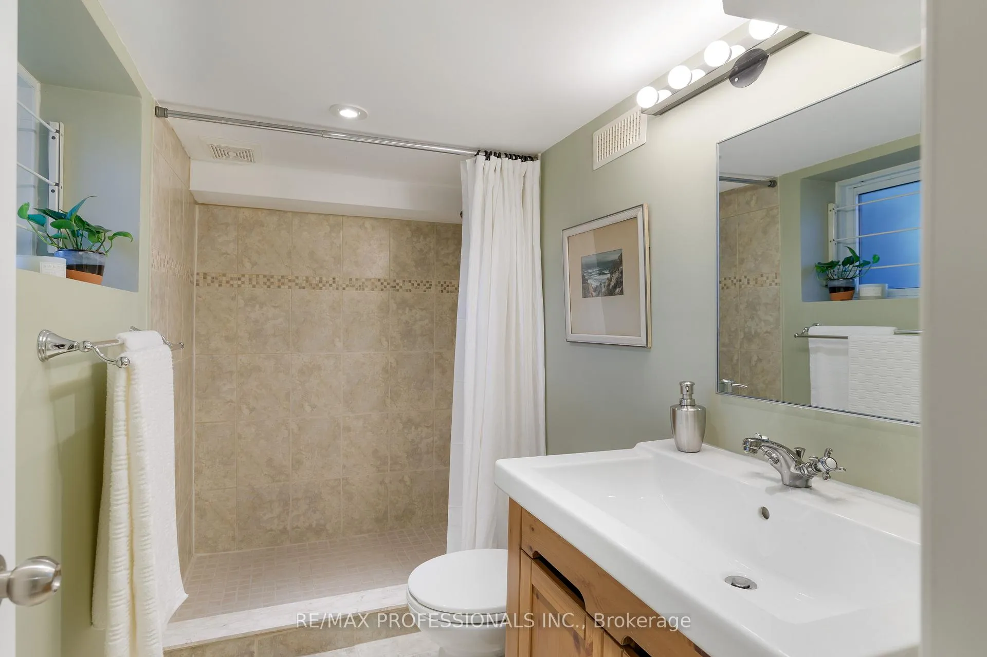 Photo 37 of 217 Humbercrest Boulevard, Toronto, Runnymede-Bloor West Village — HOMEH
