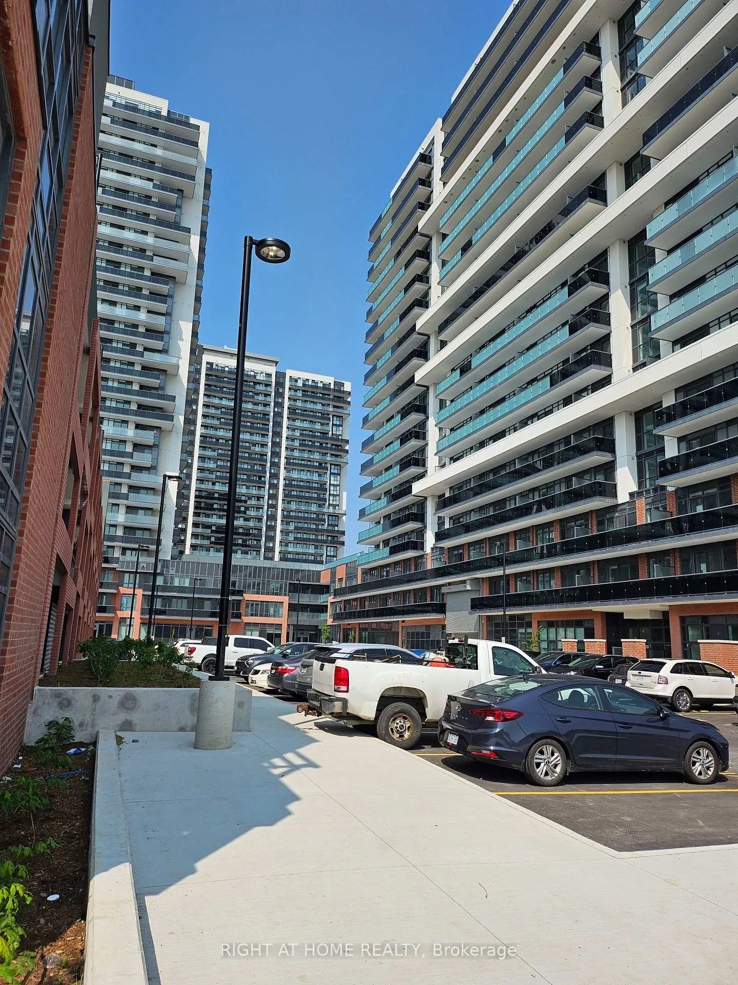 Front of Unit 1618, 2545 Simcoe Street North Avenue N