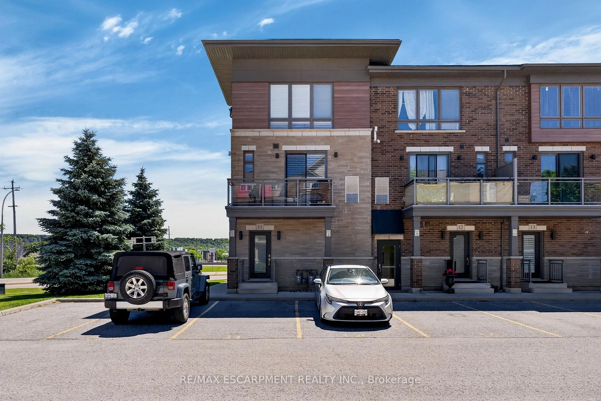 Front of Unit 11, 510 North Service Road