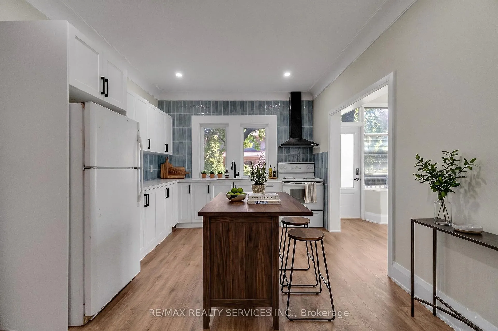 Photo 6 of Unit 2, 939 Beach Boulevard, Hamilton, Hamilton Beach — HOMEH
