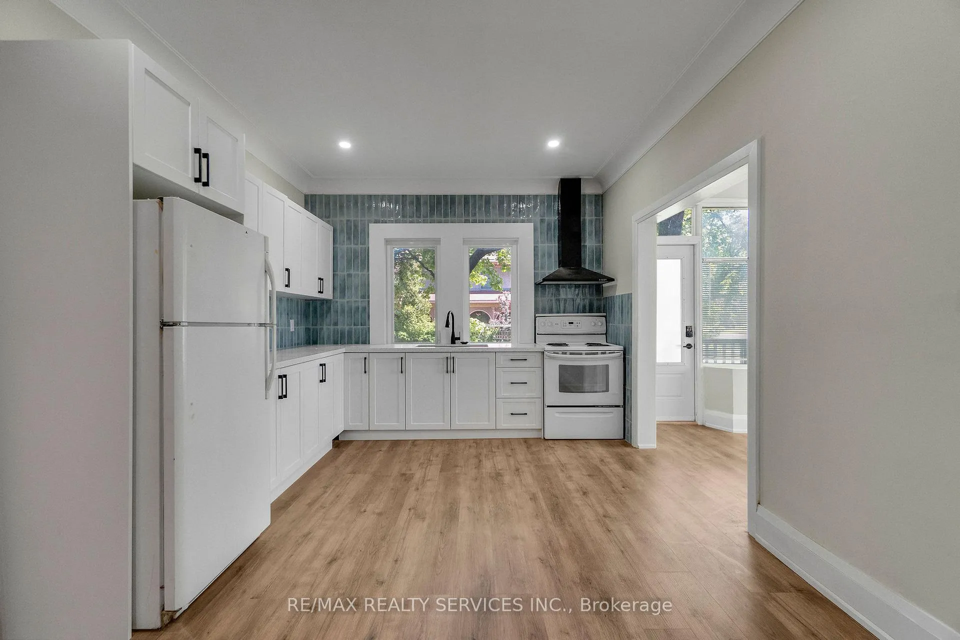 Photo 7 of Unit 2, 939 Beach Boulevard, Hamilton, Hamilton Beach — HOMEH