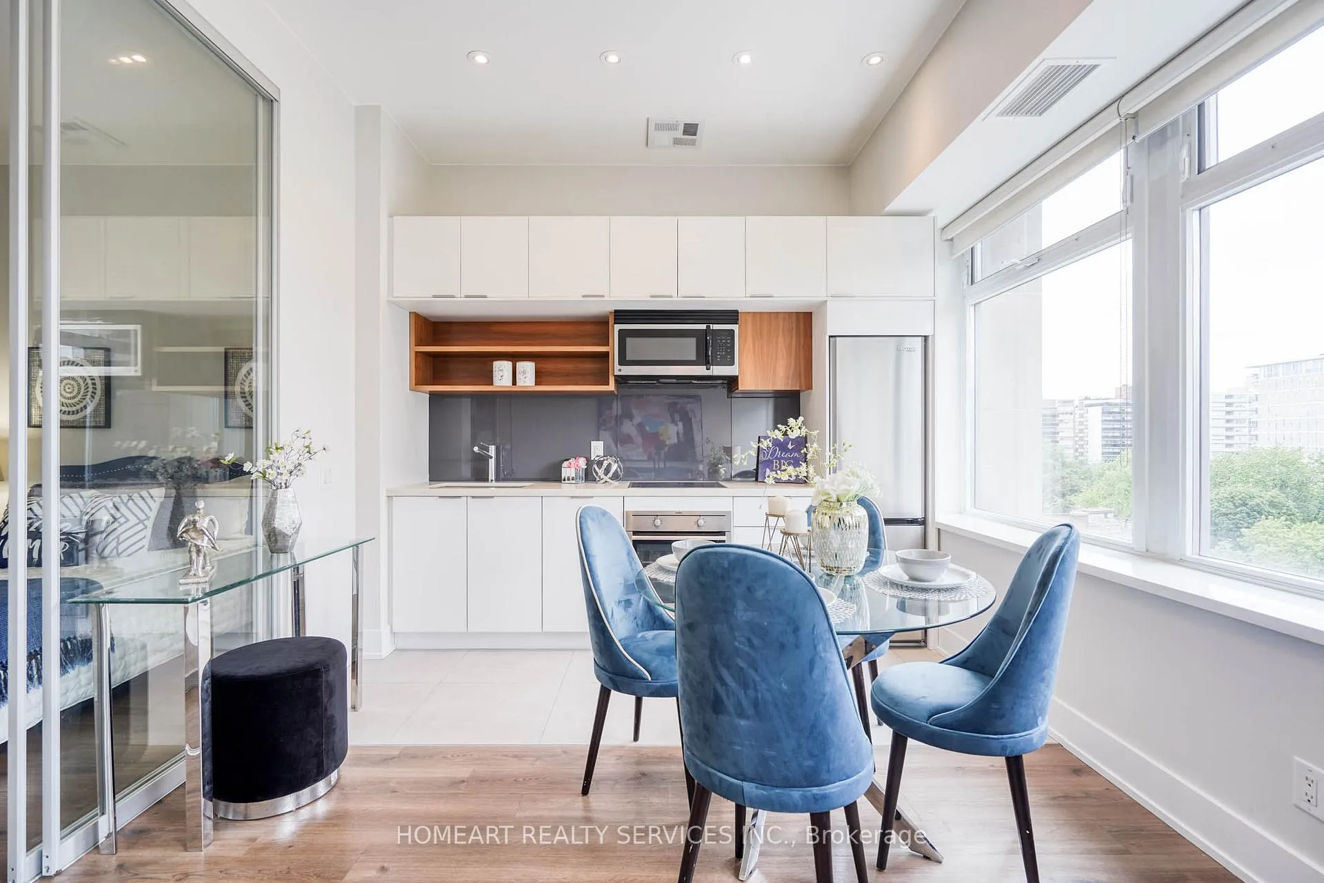 Photo 8 of Unit 701, 111 St Clair Avenue W, Toronto, Yonge-St. Clair — HOMEH