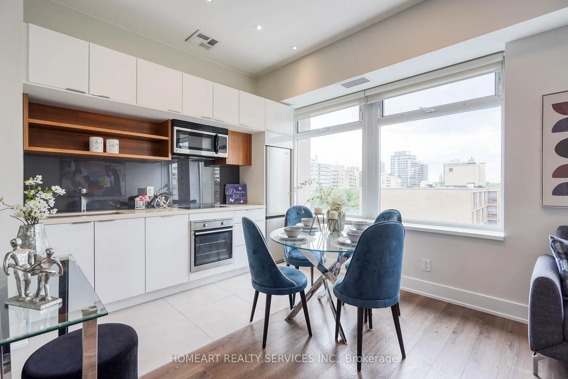 Photo 9 of Unit 701, 111 St Clair Avenue W, Toronto, Yonge-St. Clair — HOMEH