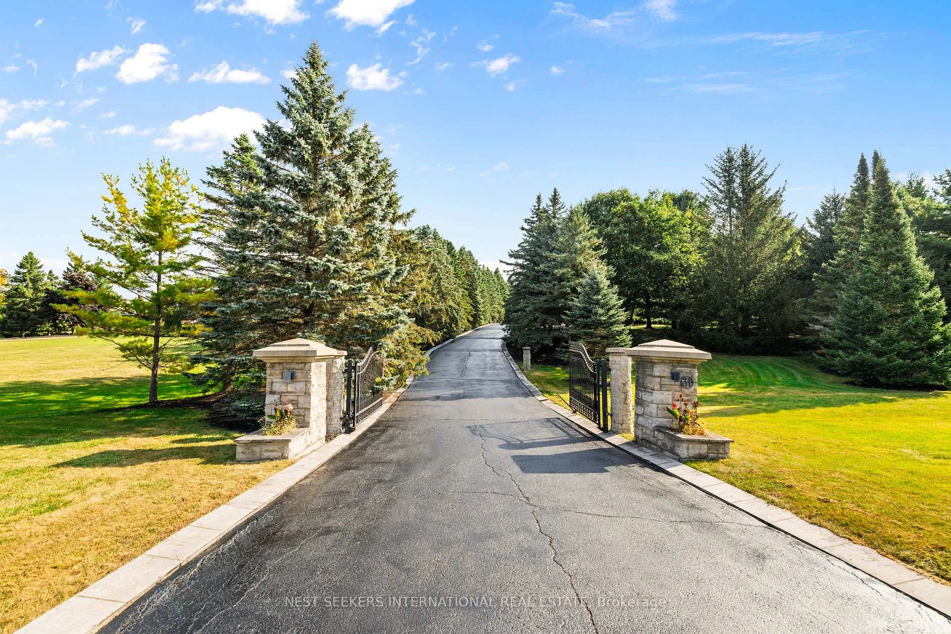 Photo 2 of 31 Winter Road, King, King City — HOMEH