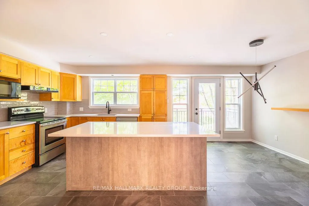 Photo 12 of 257 Mart Circle, Ottawa, Manor Park — HOMEH