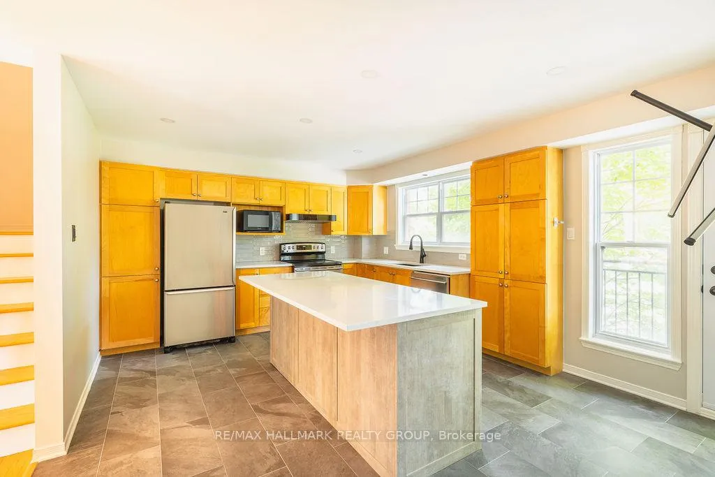 Photo 13 of 257 Mart Circle, Ottawa, Manor Park — HOMEH