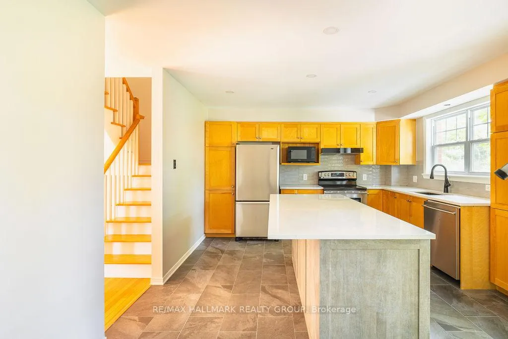 Photo 14 of 257 Mart Circle, Ottawa, Manor Park — HOMEH