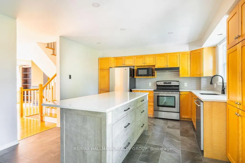Photo 16 of 257 Mart Circle, Ottawa, Manor Park — HOMEH