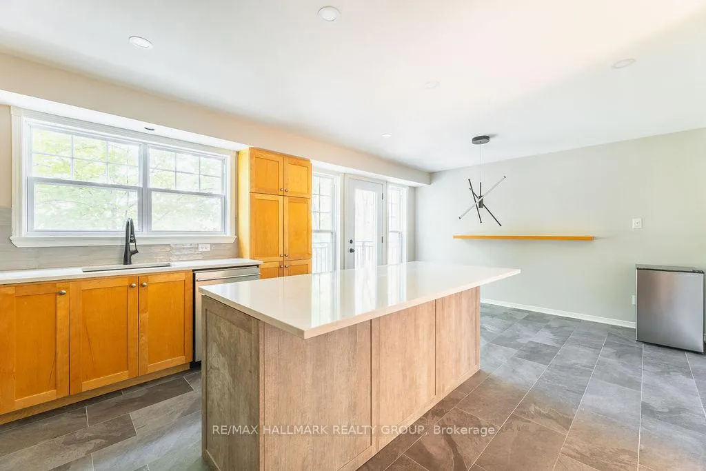 Photo 17 of 257 Mart Circle, Ottawa, Manor Park — HOMEH