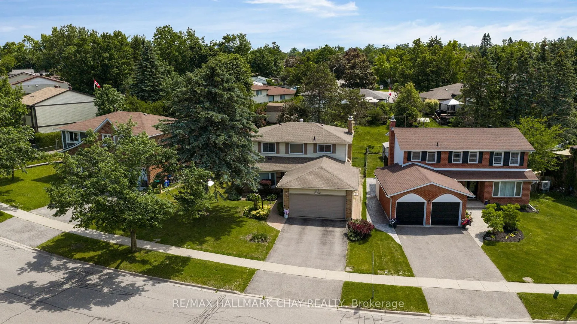 Photo 2 of 230 Browning Trail, Barrie, Letitia Heights — HOMEH