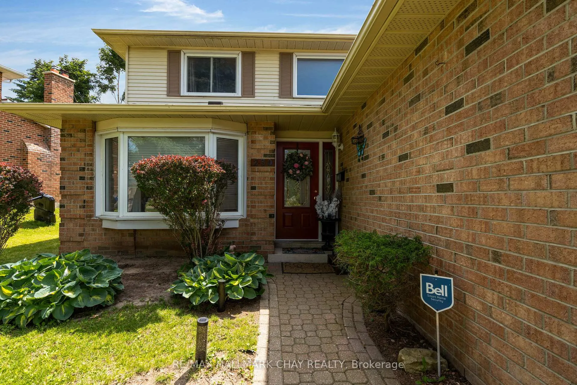 Photo 3 of 230 Browning Trail, Barrie, Letitia Heights — HOMEH