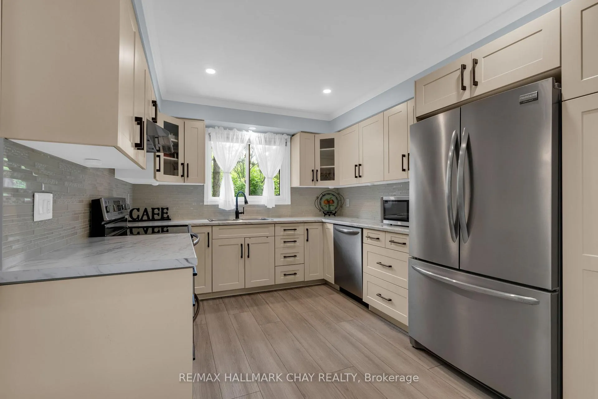 Photo 11 of 230 Browning Trail, Barrie, Letitia Heights — HOMEH