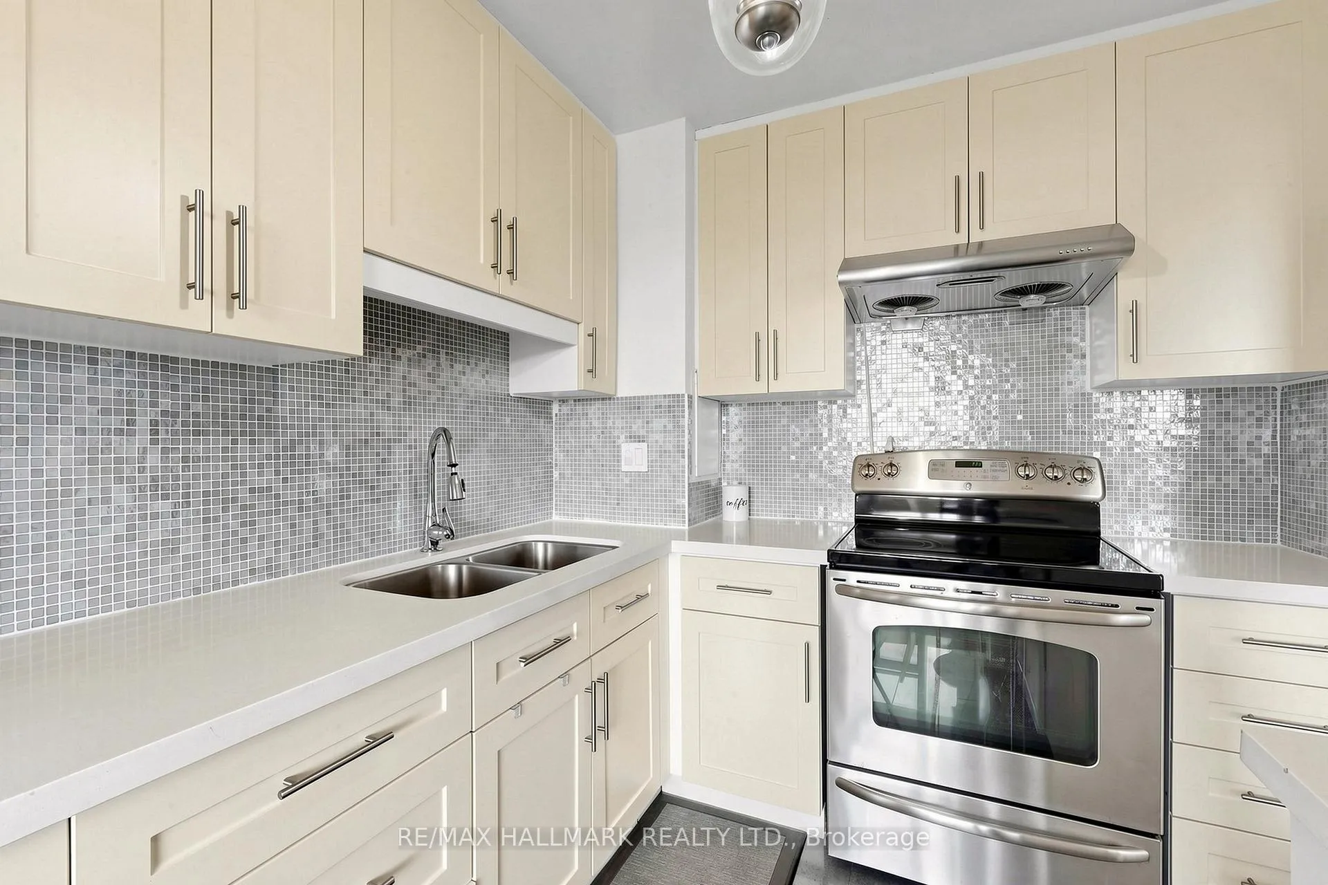 Photo 13 of Unit 701, 100 Leeward Glenway, Toronto, Flemingdon Park — HOMEH
