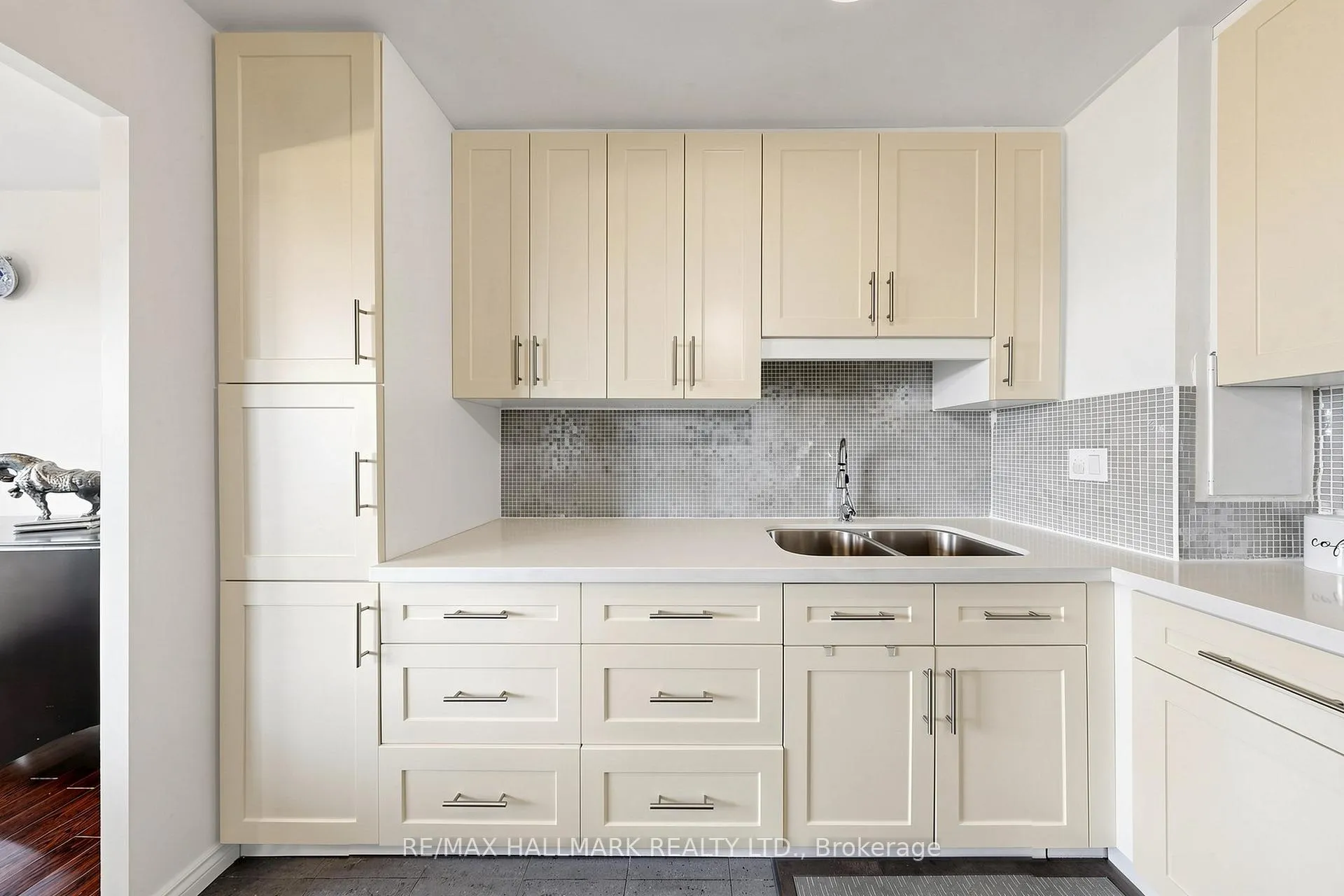 Photo 14 of Unit 701, 100 Leeward Glenway, Toronto, Flemingdon Park — HOMEH