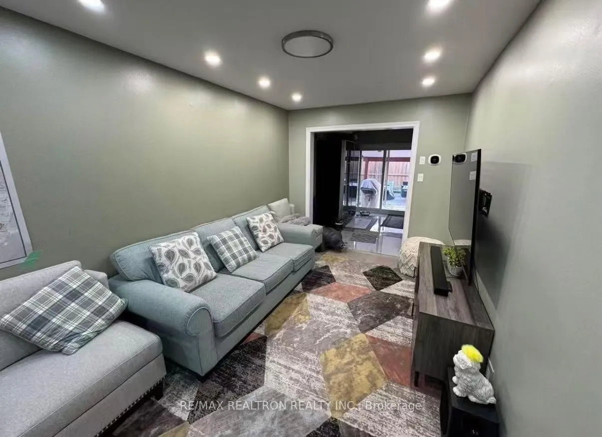 Photo 3 of 93 Apollo Road, Markham, Middlefield — HOMEH