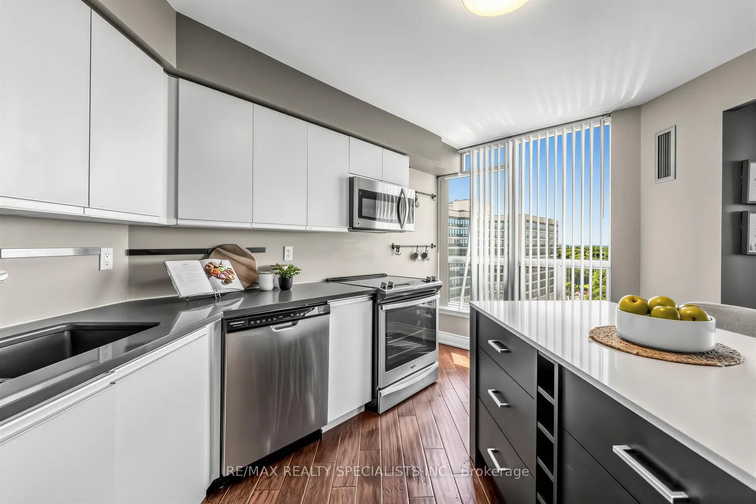 Photo 3 of Unit 1006, 10 Laurelcrest Street, Brampton, Queen Street Corridor — HOMEH