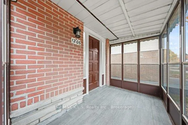 Photo 2 of 1206 Valentine Drive, Cambridge, Lang's Farm — HOMEH
