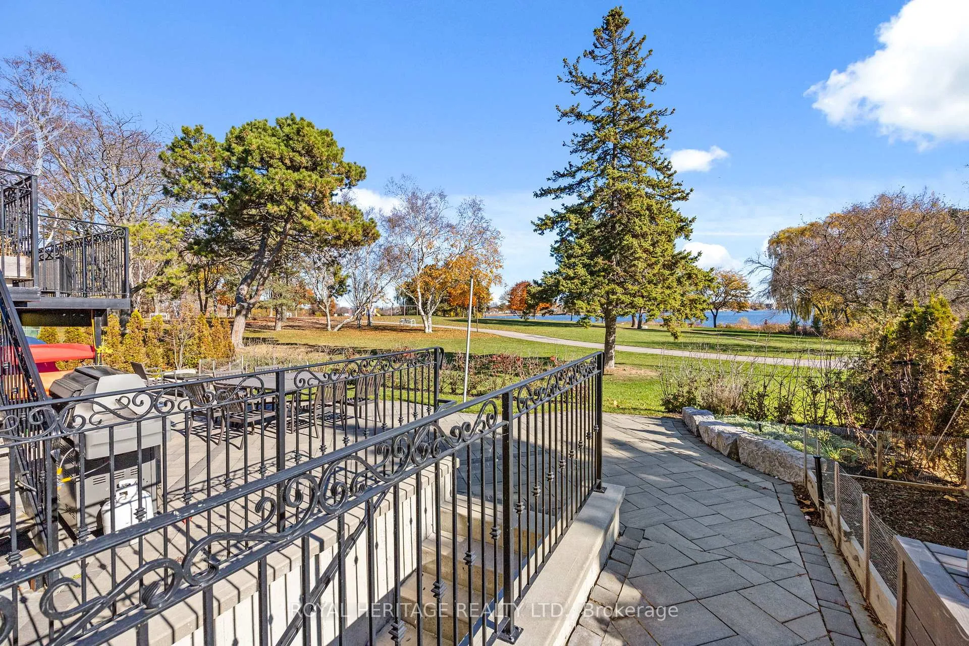 Photo 10 of 968 Essa Crescent, Pickering, West Shore — HOMEH