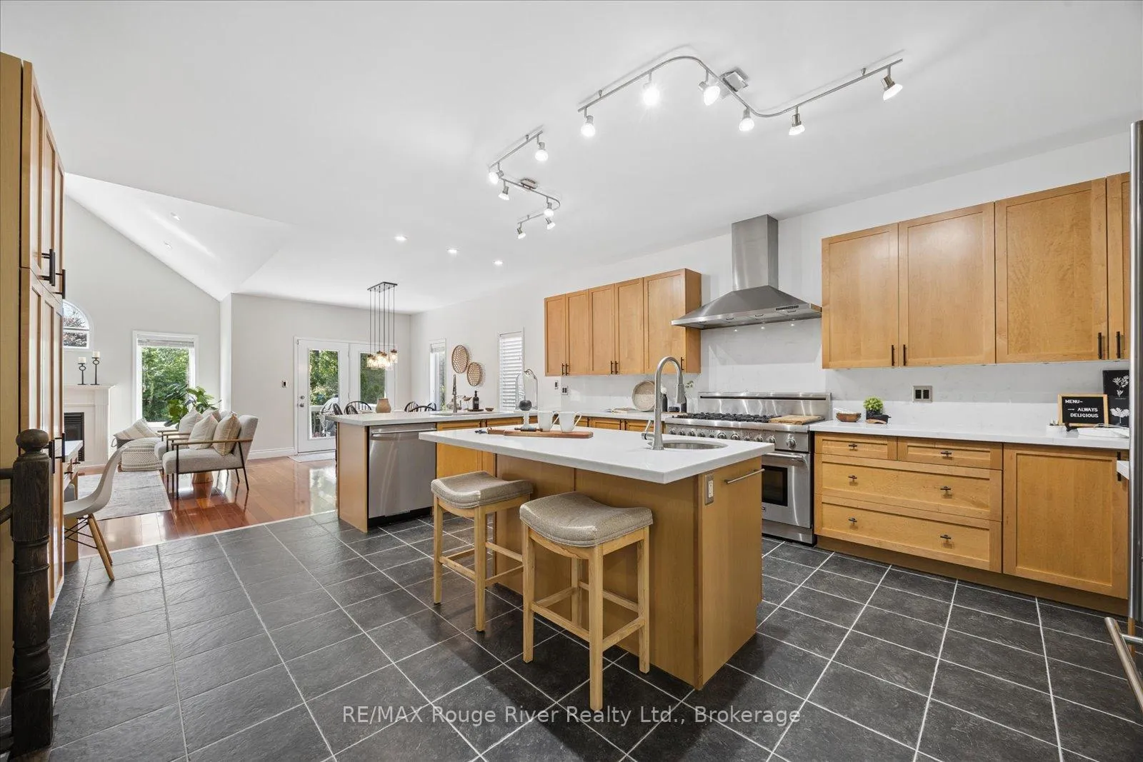Photo 12 of 41 Leithridge Crescent, Whitby, Brooklin — HOMEH