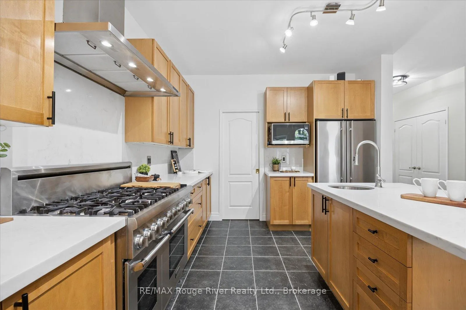 Photo 15 of 41 Leithridge Crescent, Whitby, Brooklin — HOMEH