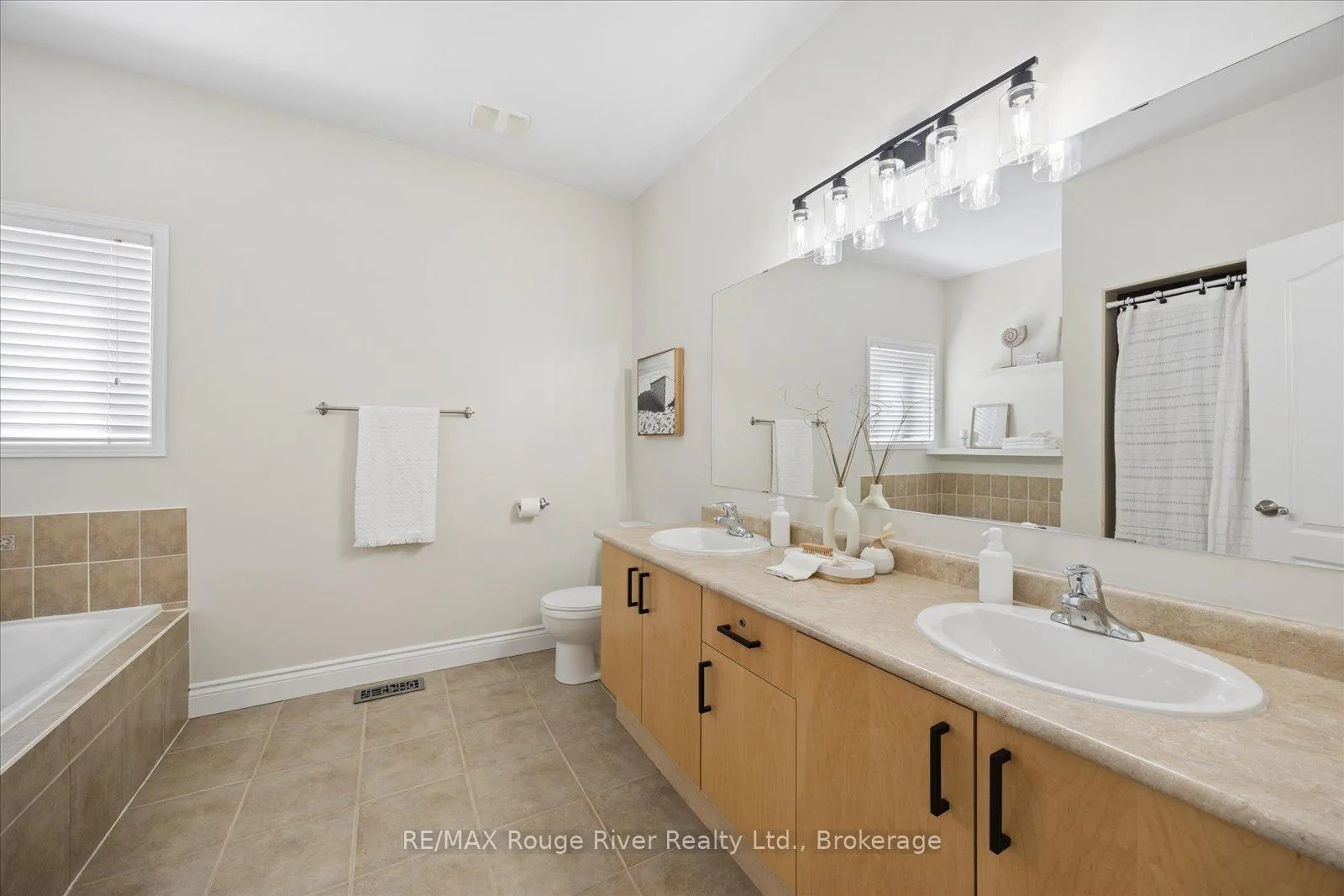 Photo 23 of 41 Leithridge Crescent, Whitby, Brooklin — HOMEH