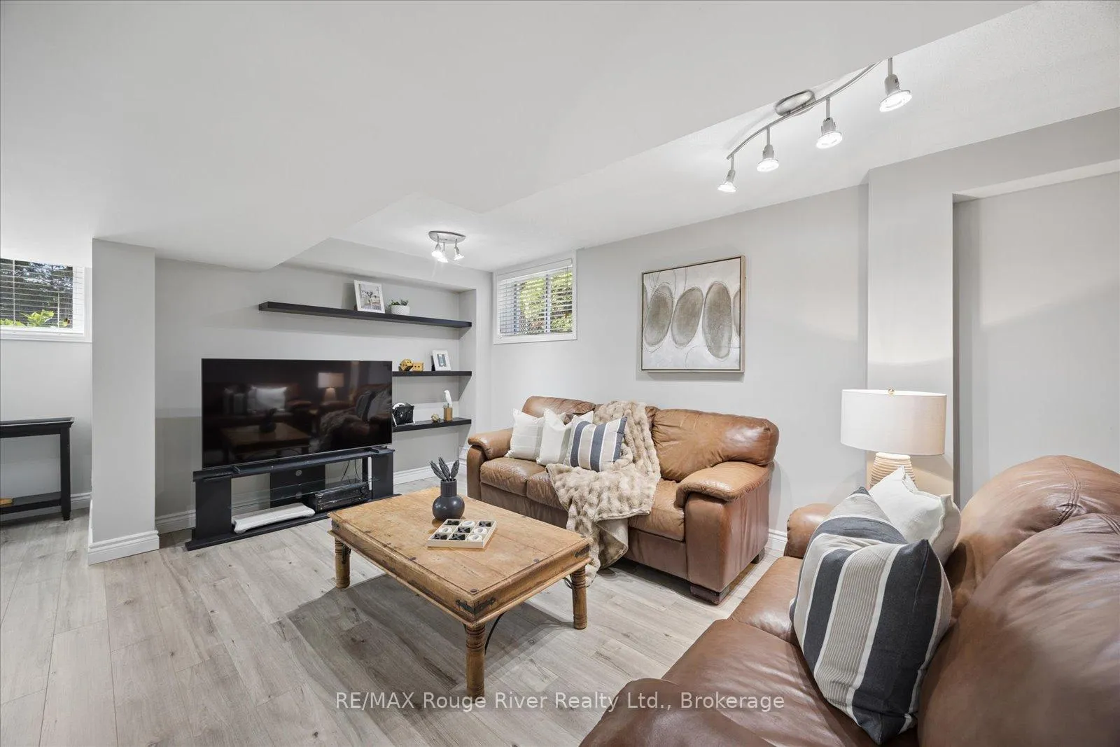 Photo 32 of 41 Leithridge Crescent, Whitby, Brooklin — HOMEH