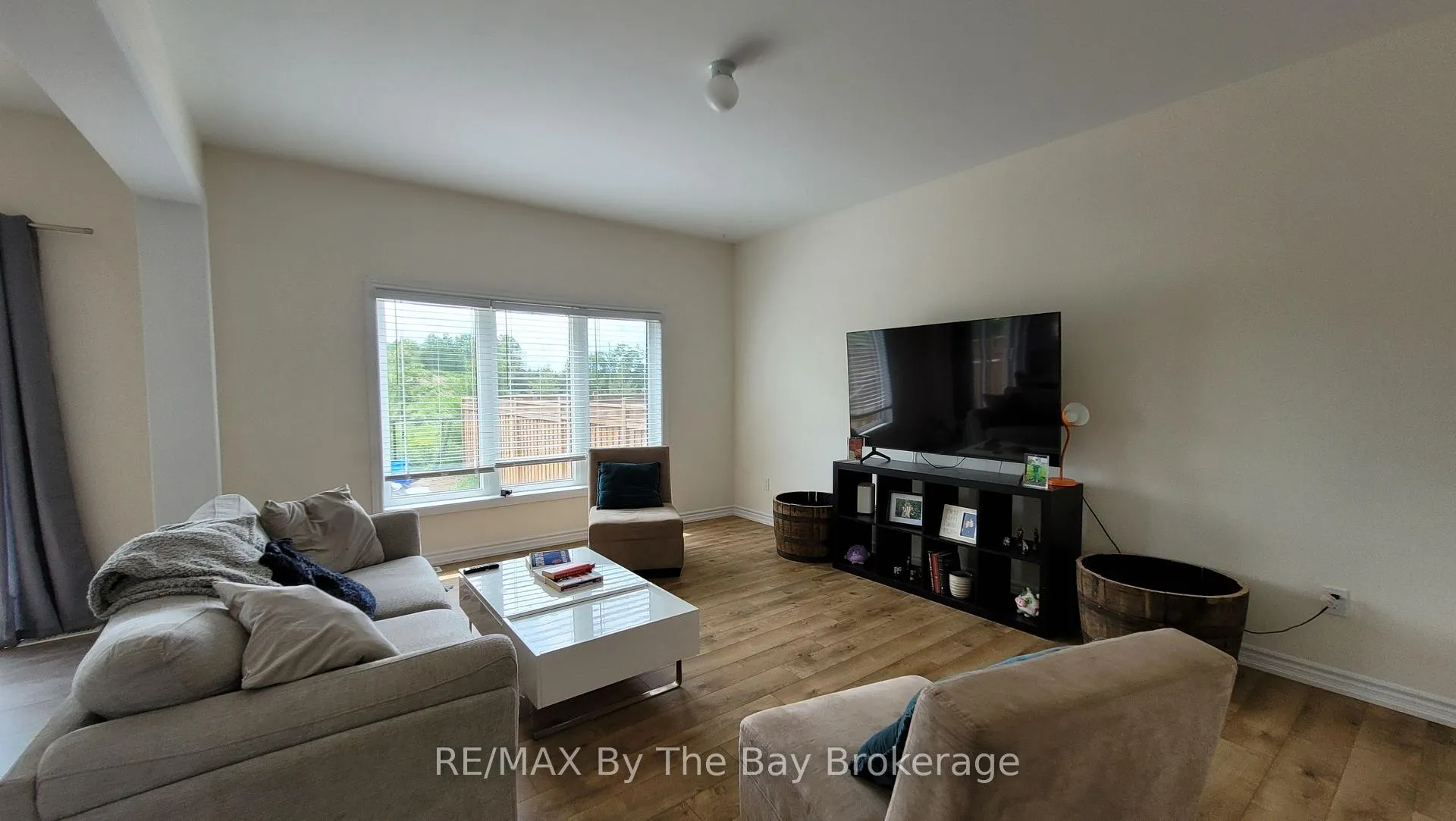Photo 4 of 3 Bianca Crescent, Wasaga Beach — HOMEH