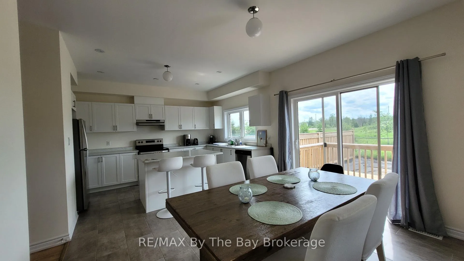 Photo 5 of 3 Bianca Crescent, Wasaga Beach — HOMEH