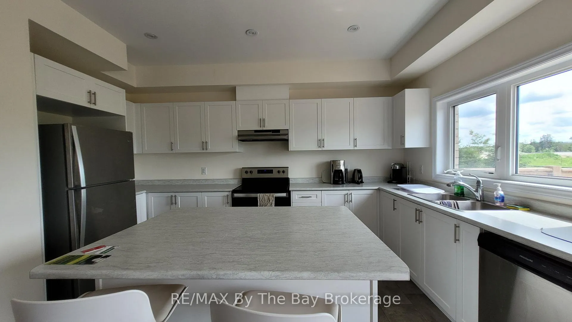 Photo 6 of 3 Bianca Crescent, Wasaga Beach — HOMEH