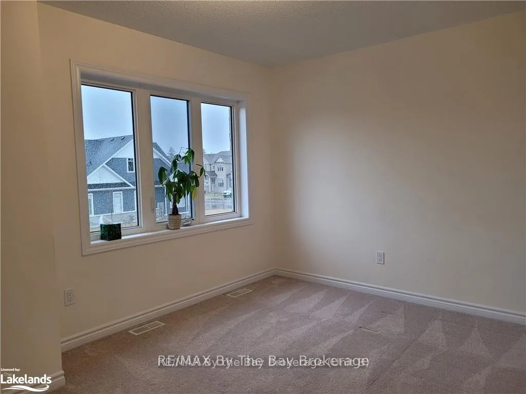 Photo 9 of 3 Bianca Crescent, Wasaga Beach — HOMEH