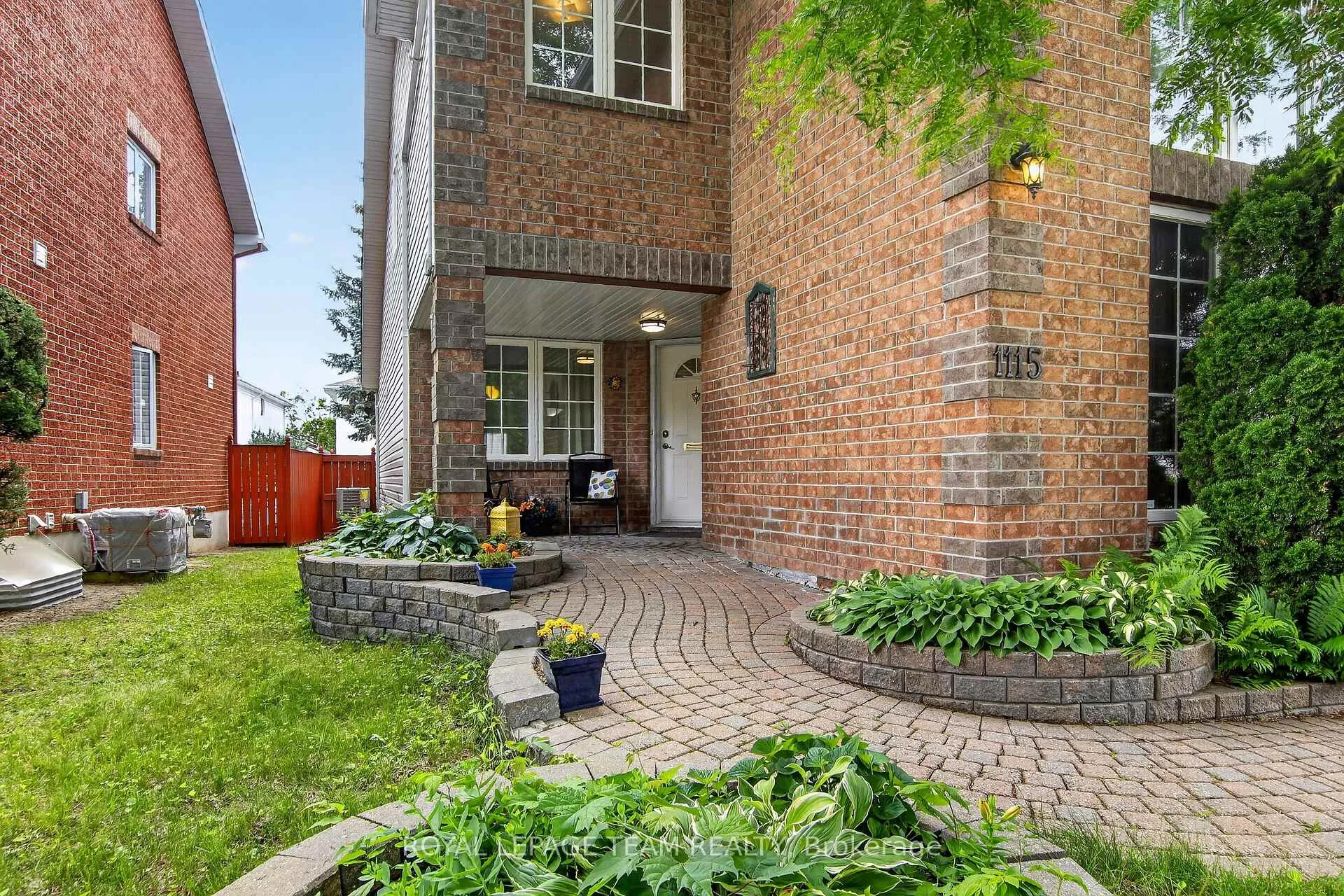 Photo 3 of 1115 Grenon Avenue, Ottawa, Fairfield Heights — HOMEH